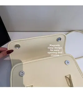 Détail de la fermeture magnétique pour une ouverture facile de ce sac à main en cuir crème