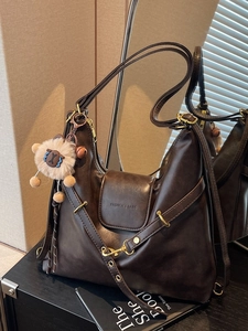 Vintage PU Leather Large Capacity Tote Bag For Women Retro Hobo Shoulder Bag With Plush Charm Commuter Handbag Versatile Bag