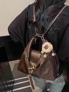 Classic dark brown tote bag in vintage style leather with a cute lion plush pendant