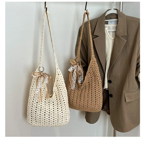 Gros plan des sacs fourre-tout en crochet ajouré avec nœud en dentelle délicat
