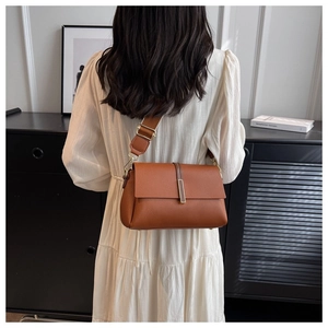 Vue arrière du sac bandoulière en cuir marron avec large sangle et détails dorés
