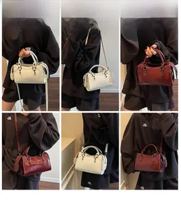 Guide de style pour mini sacs moto blancs et bordeaux présentés en six poses différentes