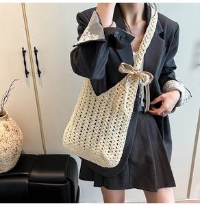 Détail du sac à bandoulière au crochet beige avec nœud satiné et texture en tricot fin
