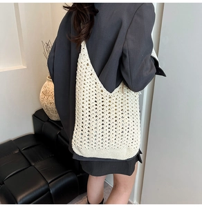 Détail du sac cabas en crochet crème montrant le motif de tricot ajouré sur l'épaule