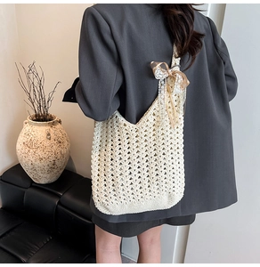 Vue détaillée du sac cabas au crochet avec nœud en dentelle sur le mannequin