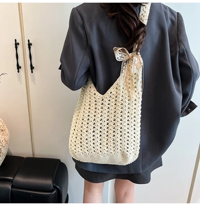 Détail rapproché du sac cabas en crochet crème avec nœud en dentelle et motif ajouré élégant