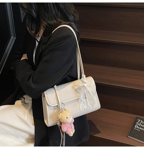 Sac sous le bras beige chic avec un nœud en dentelle et un charmant petit ours en peluche