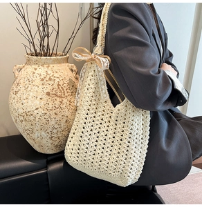 Détail du sac fourre-tout au crochet avec nœud décoratif en soie et bordure en dentelle