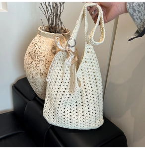 Détail du sac cabas en crochet fait main crème avec motif floral et nœud en soie chic