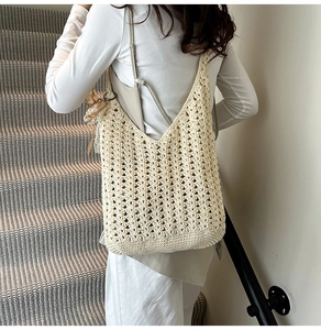 Détail de la texture du sac hobo en crochet beige montrant des motifs de vagues