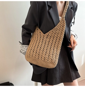 Détail du sac cabas tissé ajouré camel porté par un mannequin avec texture riche