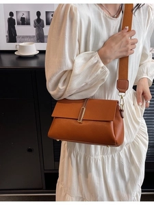 Sac bandoulière en cuir caramel avec large sangle orange et boucle dorée chic