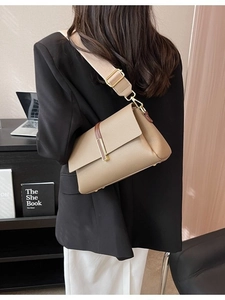 Petit sac carré beige élégant avec large bandoulière et détails en métal doré