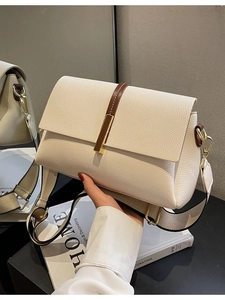 Sac à bandoulière blanc en cuir grainé avec large sangle et boucle dorée élégante