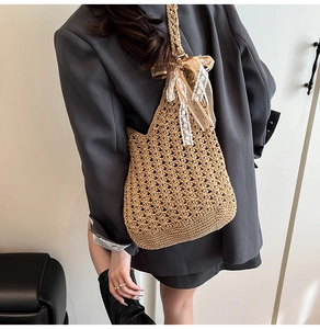 Détail du sac cabas au crochet kaki avec nœud en dentelle et motif de maille ajourée
