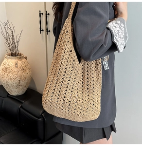 Détail du sac cabas au crochet ajouré kaki idéal pour les vacances à la plage