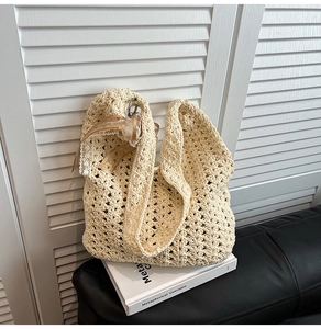 Détail du sac cabas beige crocheté avec un charmant nœud en dentelle et motif à fleurs