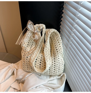 Détail du sac cabas en maille crochetée avec ruban élégant et anneau métallique argenté