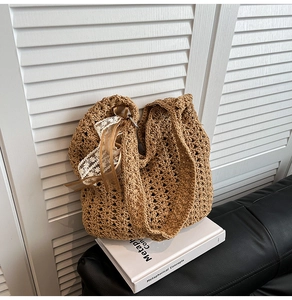 Gros plan du sac tissé marron avec ruban en dentelle blanche et nœud élégant