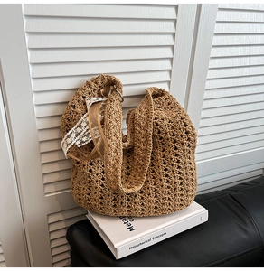Détail d'un sac cabas en crochet marron fait main avec ruban dentelle et motif ajouré