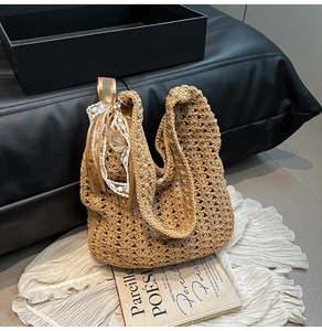 Détail d'un sac de plage tressé ajouré avec nœud en dentelle et texture au crochet
