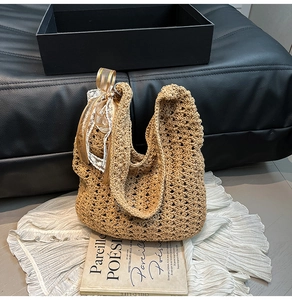 Détail d'un sac de plage en maille ajourée avec nœud en dentelle sur nappe