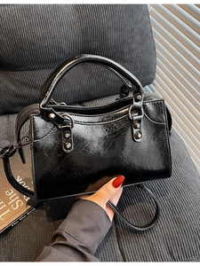 Petit Sac Carré Tendance en Cuir PU avec Rivets pour Femmes 2025 Nouvelle Mode Sac à Main Rétro Punk Bandoulière