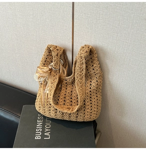 Détail de ce sac au crochet kaki présentant des motifs de tissage ajourés sophistiqués