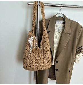 Détail du sac cabas en maille crochetée avec pendentif en dentelle sur support métallique