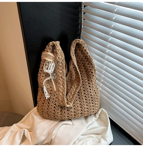 Détail du tissage ajouré et du nœud en dentelle sur un sac fourre-tout de plage kaki