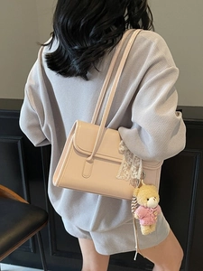 Sac à bandoulière rose minimaliste avec ruban en dentelle et pendentif ours mignon