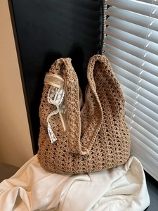 Sac fourre-tout de plage en crochet marron avec nœud en dentelle blanche et large bandoulière