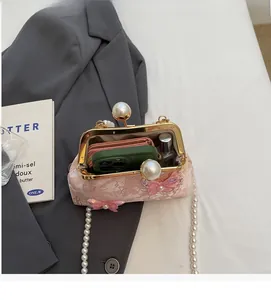 Capacité interne du sac de soirée en dentelle rose avec bandoulière perles et objets