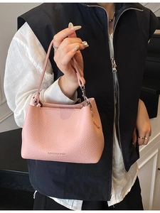 Sac seau en cuir grainé rose avec poignée supérieure et boucles métalliques argentées