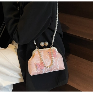 Détail du sac à fleurs rose avec papillons à paillettes et bandoulière perle
