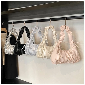 Détails de grands sacs cabas plissés en cinq coloris métallisés et pastels doux