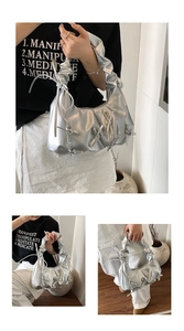 Détails du sac hobo argenté métallisé avec nœuds et poignée plissée au style Y2K
