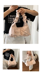 Détail du sac nuage rose montrant les nœuds et le design de la poignée froncée