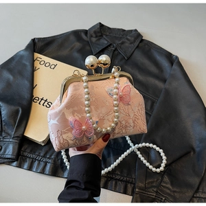 Détails du sac jacquard rose avec papillons 3D et fermoir en perles élégantes