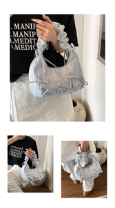 Détail du sac hobo bleu clair avec nœuds décoratifs et texture de poignée froncée