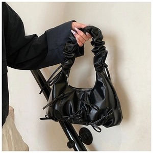 Vue détaillée du sac nuage froncé noir montrant le simili cuir et les nœuds