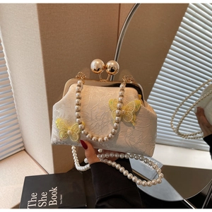 Détails de perles et papillon en dentelle sur sac coque jacquard vintage crème