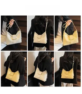 Détail des sacs à bandoulière en cuir verni beige et jaune clair à garniture dorée