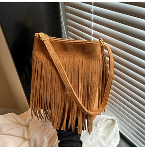 Detailansicht der braunen Wildledertasche mit langen Fransen und goldener Metallschnalle