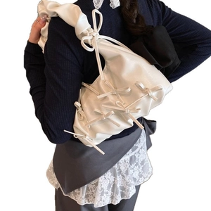 Sac fourre-tout blanc en similicuir avec nœuds décoratifs et bandoulière plissée