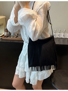 Schwarze Boho-Eimertasche aus Wildlederimitat mit langen Fransen und Schultergurt