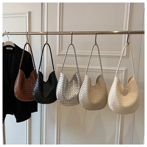 Texture tissée détaillée de sacs à main hobo en marron, noir, argent, beige et blanc