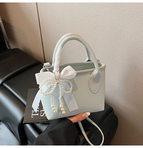 Mini sac seau vert menthe avec nœud en soie et perles en cuir grainé de litchi