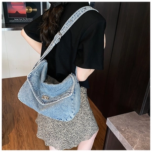 Borsa tote in denim retrò con chiusura a scatto argento e tracolla regolabile chic