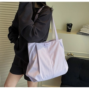 Detail of lavender large canvas tote bag with JUMAITU logo label and pleated texture